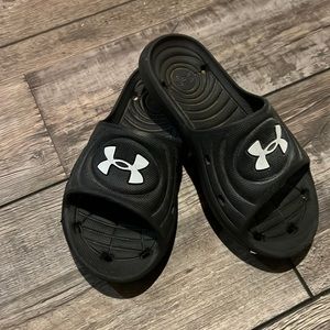 Boys Under Armour Slides Size 1M